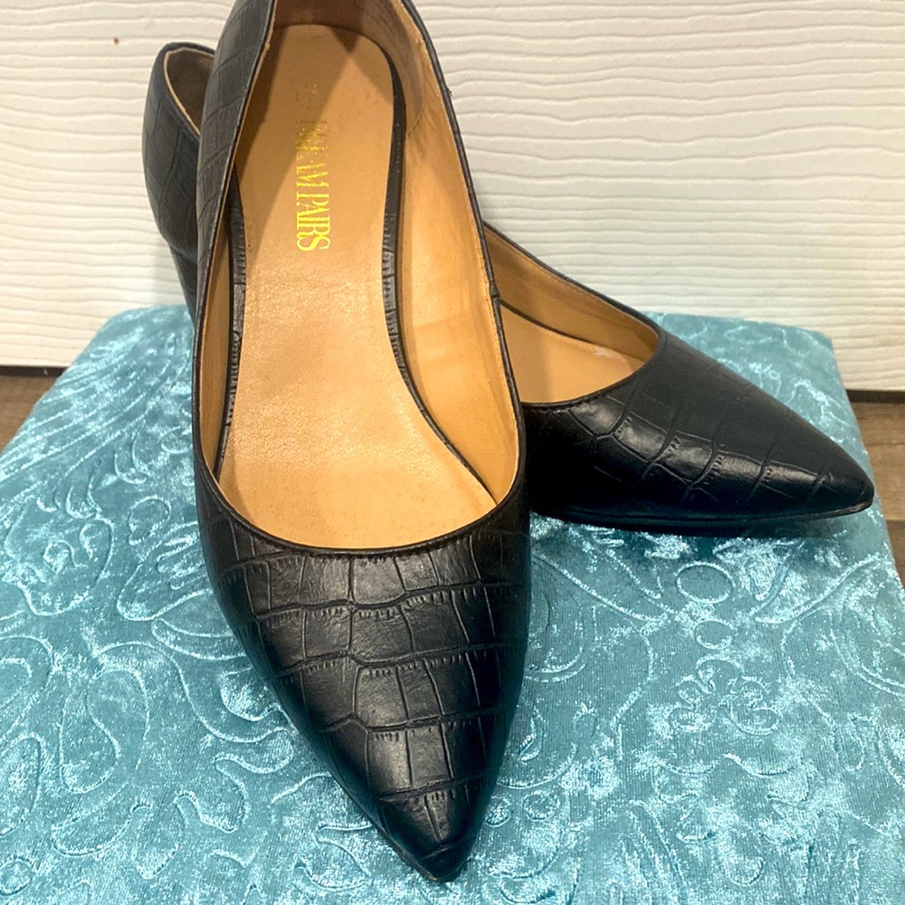 SOLD--DREAM PAIRS Shoes -Black  Alligator Print Shoes